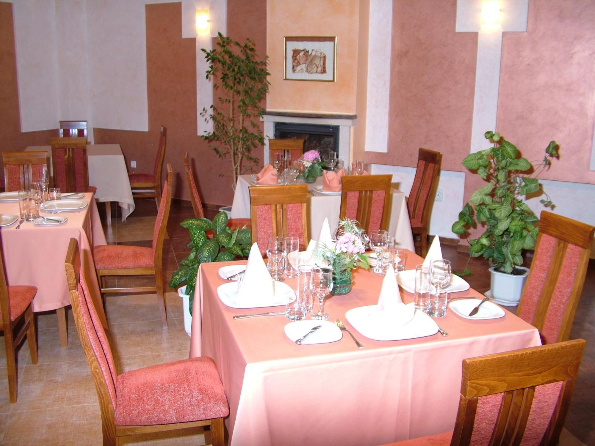 Family Hotel Gabrovo Exterior photo